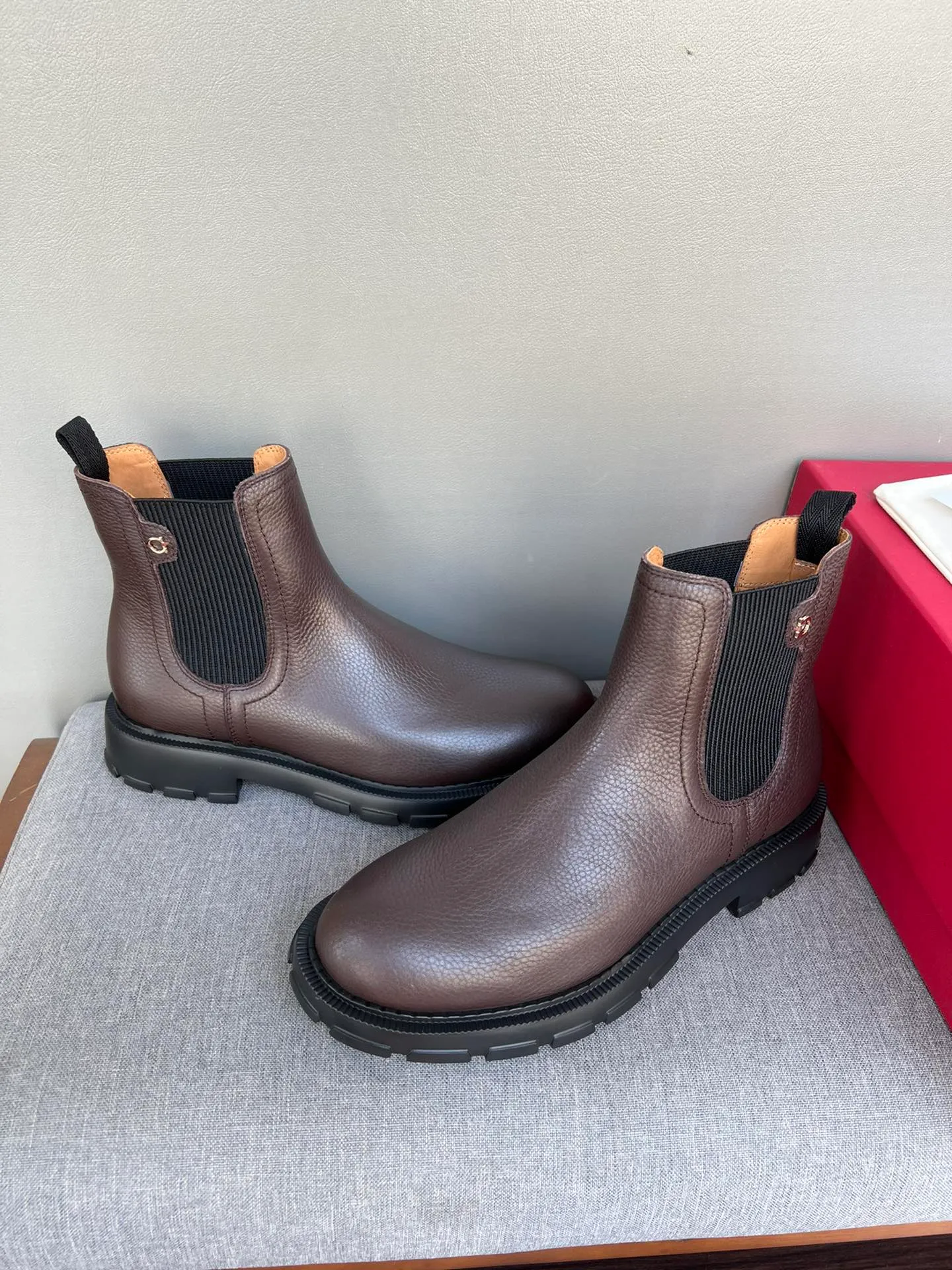 [Ferragamo] Top P: 1000💰 Number of yards: 39~44 (38.45 custom-made, non-refundable) Ferragamo winter series, original 1:1 development, casual men's short boots, original quality, exclusive new Ferragamo autumn and winter new high-top men's shoes, exquisite hand-stitching, workmanship details comparable to counters, imported calfskin upper, cowhide lining, original foam outsole.